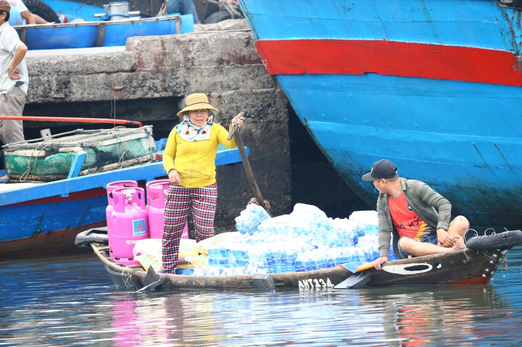 Lênh đênh phận chèo đò trên cảng cá lenh denh phan cheo do tren cang ca