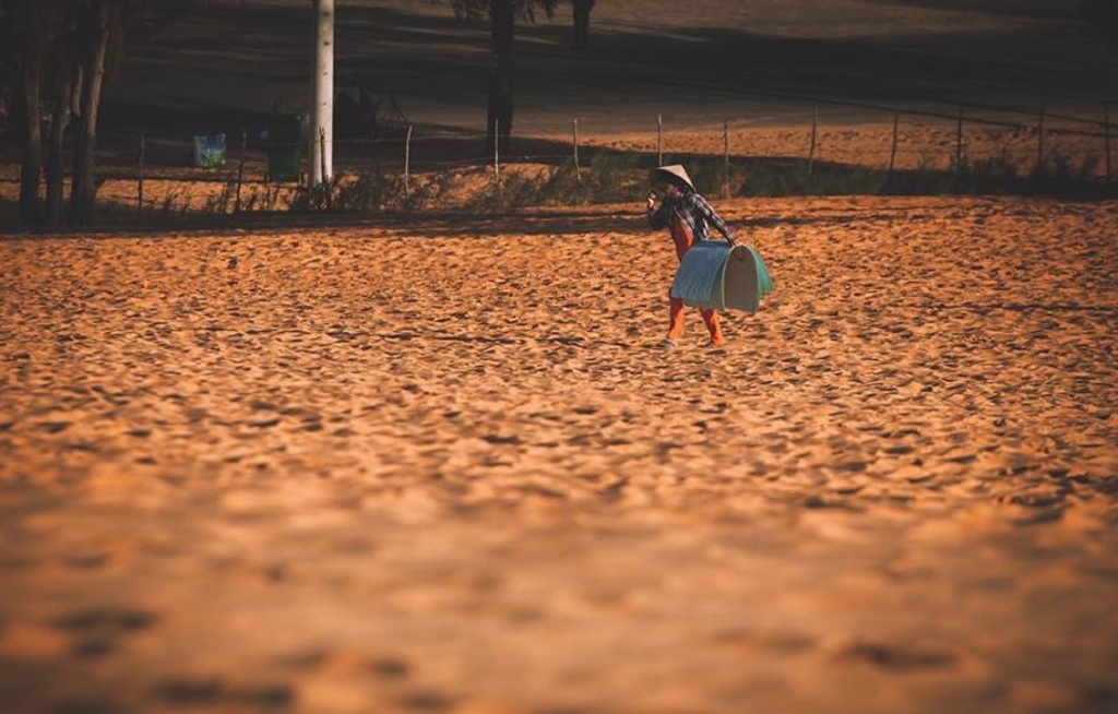 Cho thuê ván trượt ở đồi cát: Nghề mưu sinh cực nhọc ở miền nắng lửa cho thue van truot o doi cat nghe muu sinh cuc nhoc o mien nang lua