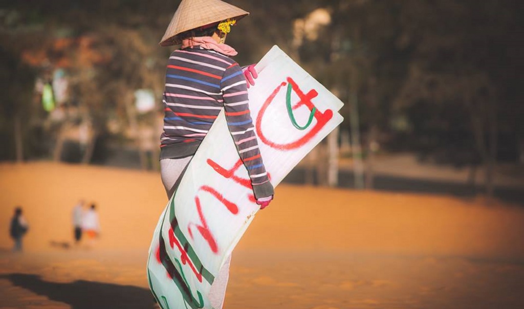 Cho thuê ván trượt ở đồi cát: Nghề mưu sinh cực nhọc ở miền nắng lửa cho thue van truot o doi cat nghe muu sinh cuc nhoc o mien nang lua