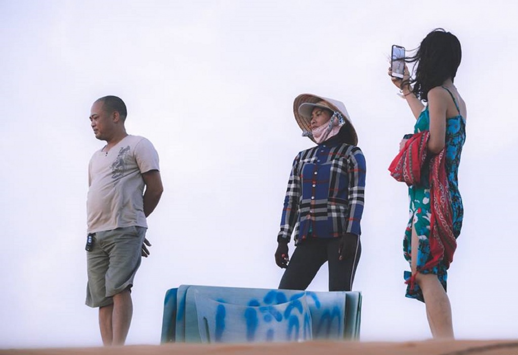 Cho thuê ván trượt ở đồi cát: Nghề mưu sinh cực nhọc ở miền nắng lửa cho thue van truot o doi cat nghe muu sinh cuc nhoc o mien nang lua