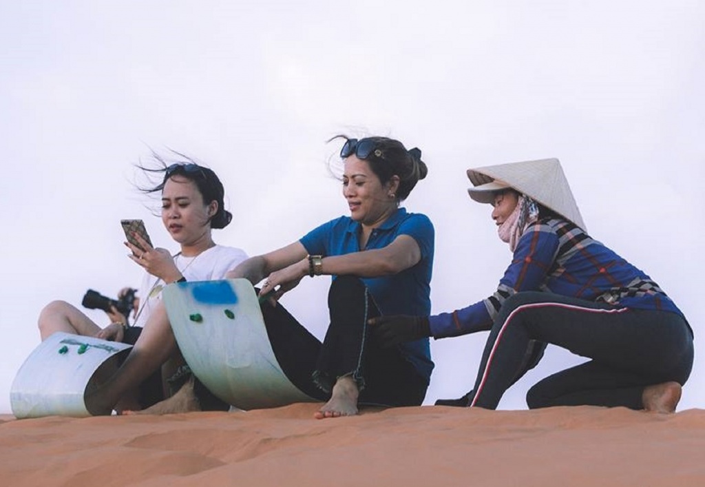 Cho thuê ván trượt ở đồi cát: Nghề mưu sinh cực nhọc ở miền nắng lửa cho thue van truot o doi cat nghe muu sinh cuc nhoc o mien nang lua