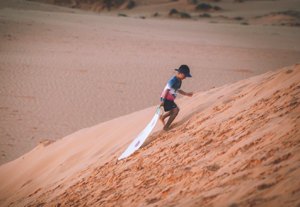 Cho thuê ván trượt ở đồi cát: Nghề mưu sinh cực nhọc ở miền nắng lửa cho thue van truot o doi cat nghe muu sinh cuc nhoc o mien nang lua