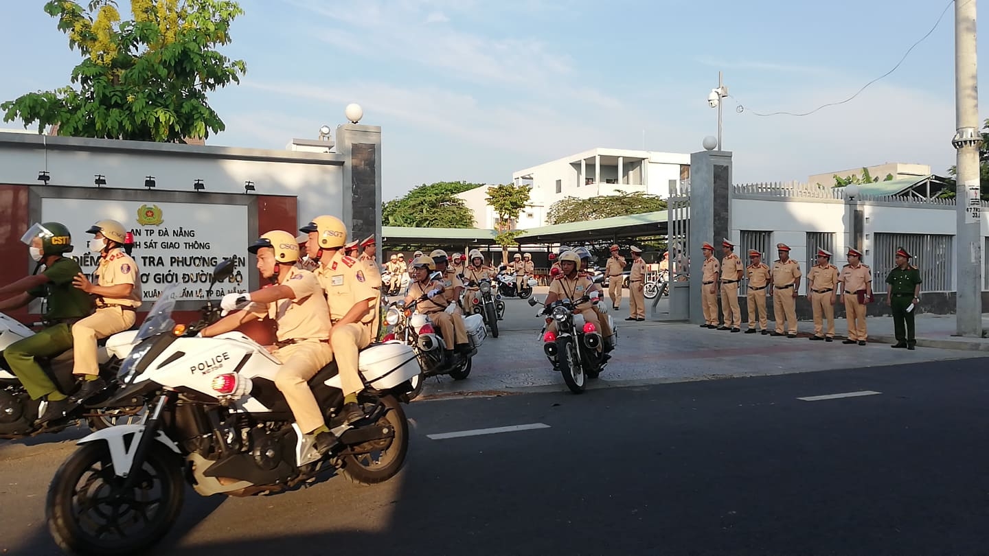 csgt da nang va quang nam ra quan tong kiem soat phuong tien tu sang som