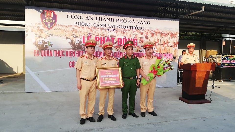 csgt da nang va quang nam ra quan tong kiem soat phuong tien tu sang som
