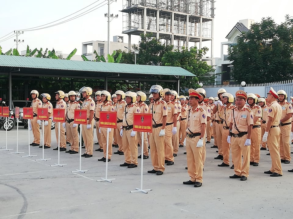 csgt da nang va quang nam ra quan tong kiem soat phuong tien tu sang som