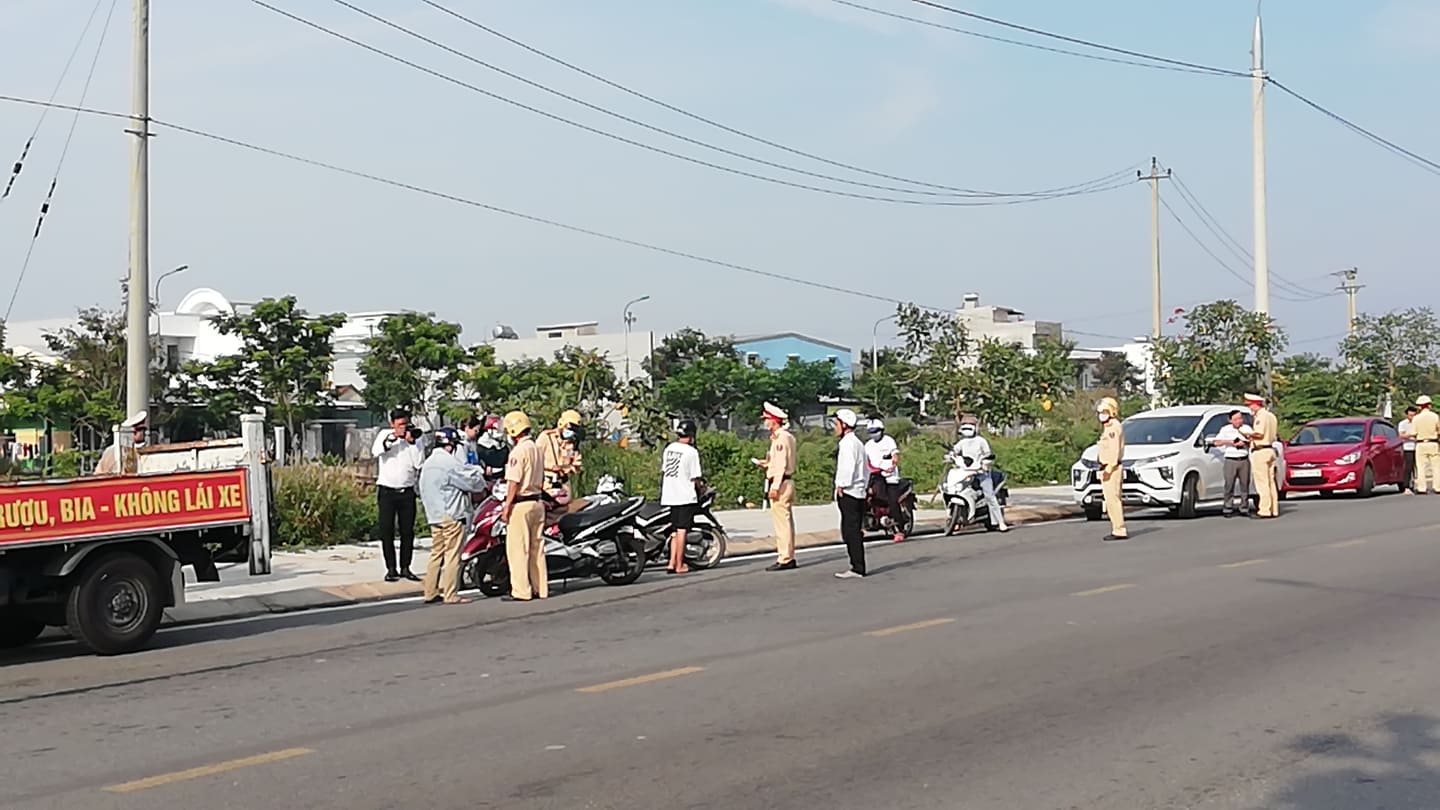 csgt da nang va quang nam ra quan tong kiem soat phuong tien tu sang som