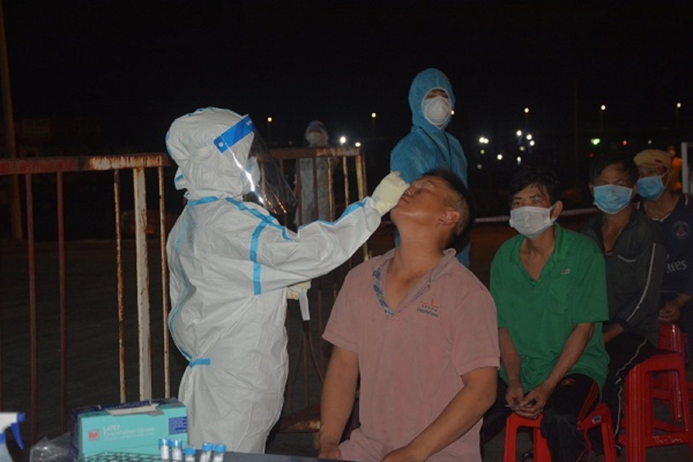 Huy động tối đa nguồn nhân lực để truy vết và xét nghiệm diện rộng trong thời gian ngắn