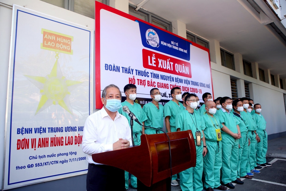 Bệnh viện Trung ương Huế cử đoàn bác sỹ giỏi đến hỗ trợ tâm dịch Bắc Giang
