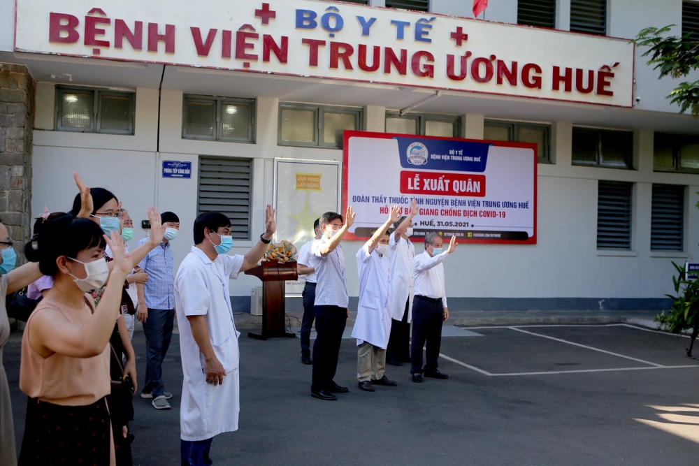 Bệnh viện Trung ương Huế cử đoàn bác sỹ giỏi đến hỗ trợ tâm dịch Bắc Giang