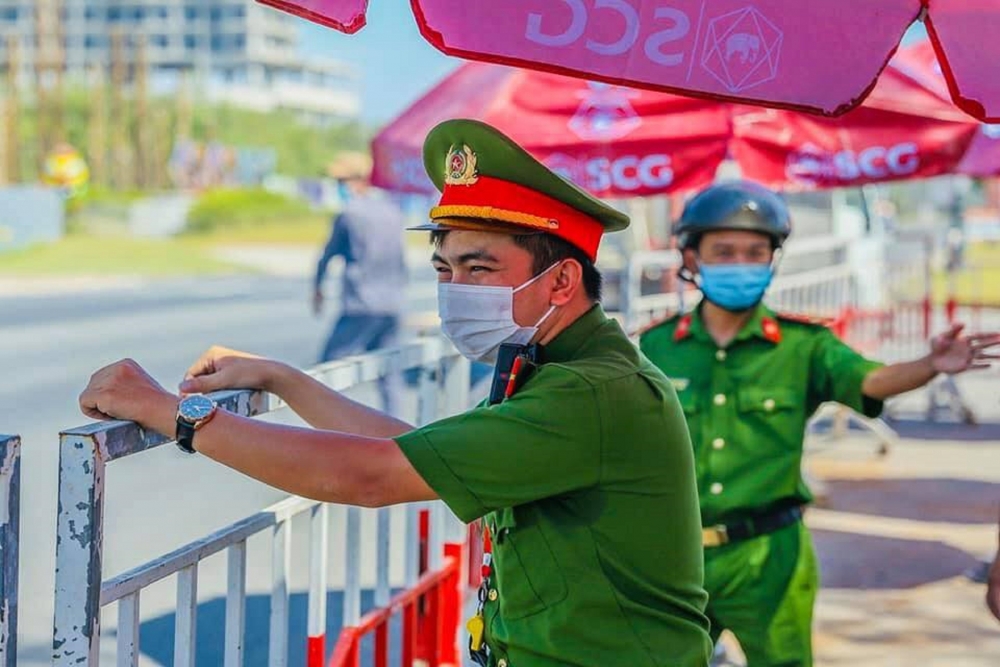 Đội nắng bám chốt kiểm dịch ở cửa ô Đà Nẵng