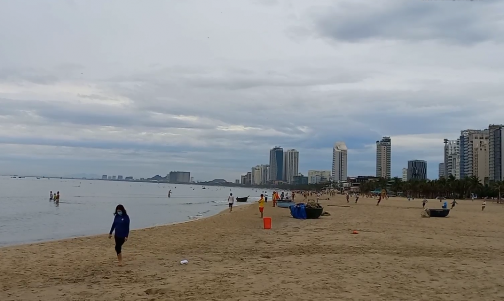 Đà Nẵng “mở” biển, cả thành phố nhộn nhịp trở lại