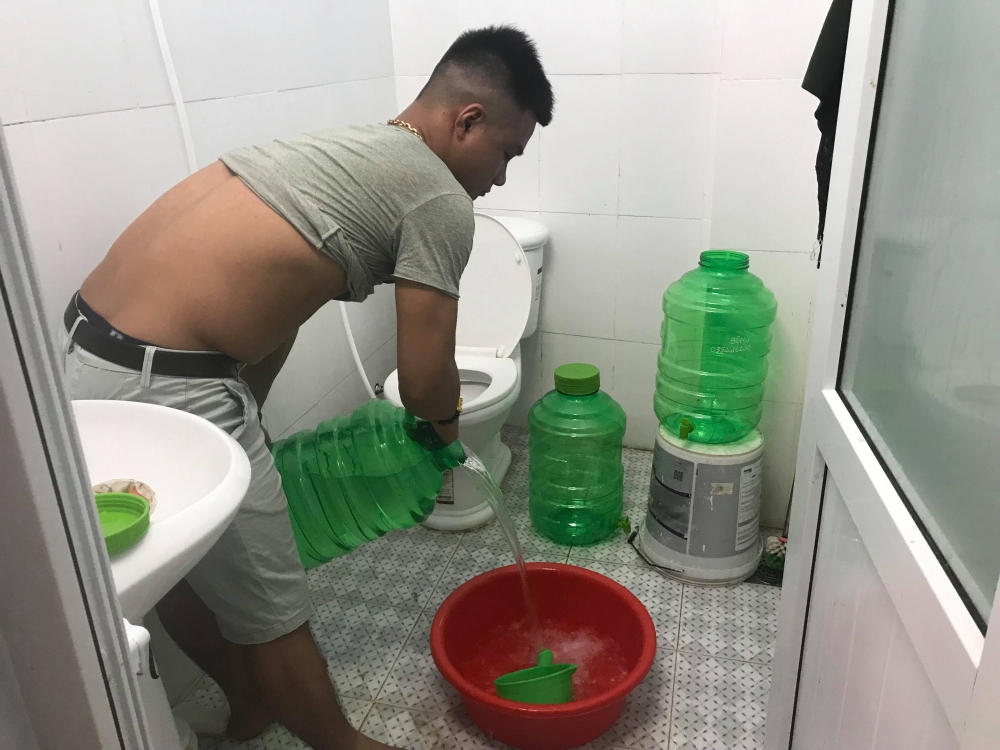 Thiếu nước ngọt, hàng chục hộ dân ở xã đảo Tam Hải nhọc nhằn đi xin nước