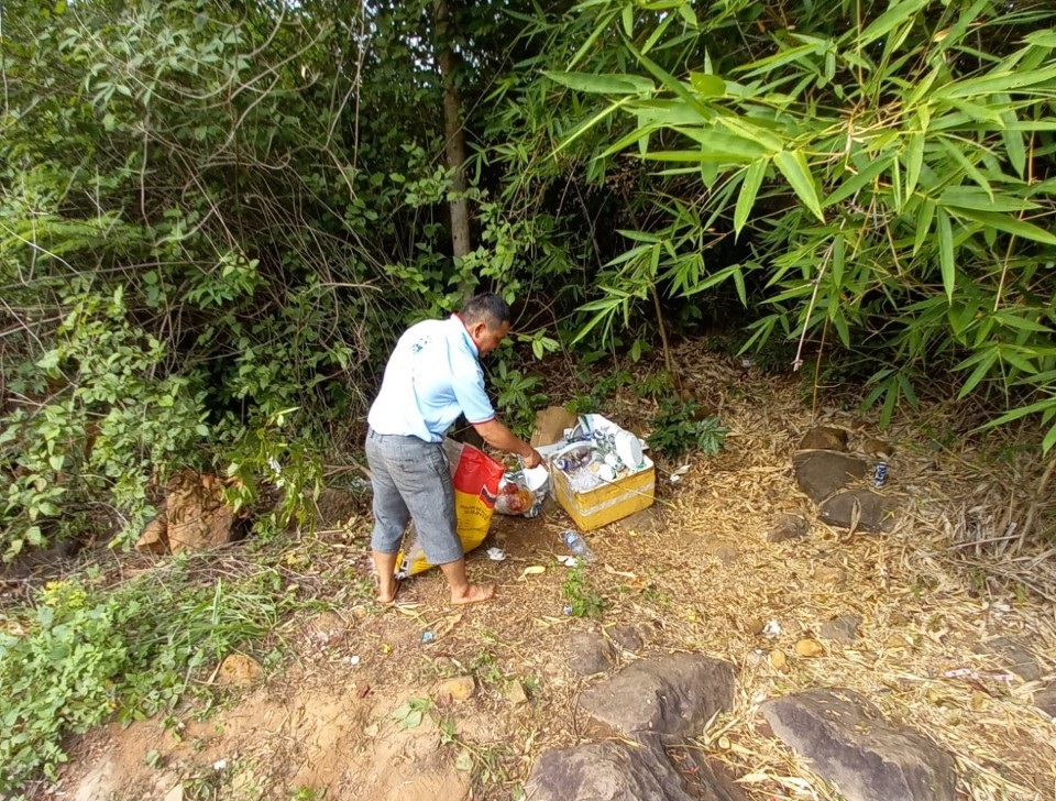 Suối Đá Đĩa ở Gia Lai ngập rác vì ý thức kém của du khách