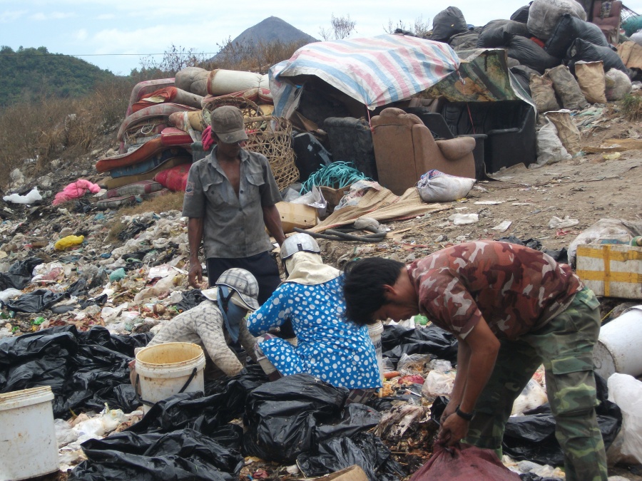 Người dân chặn xe vào bãi rác Khánh Sơn, nội thành Đà Nẵng rác ngập đường nguoi dan chan xe vao bai rac khanh son noi thanh da nang rac ngap duong