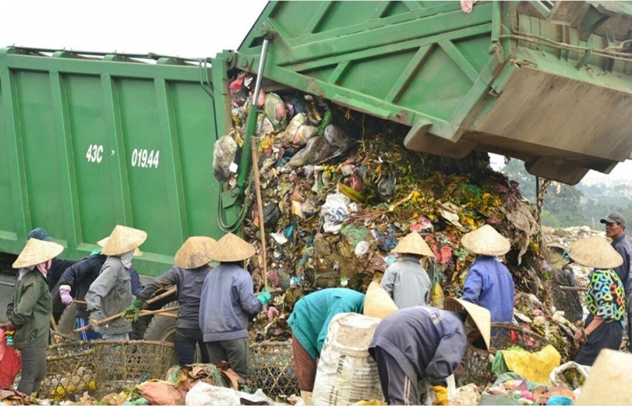 Người dân chặn xe vào bãi rác Khánh Sơn, nội thành Đà Nẵng rác ngập đường nguoi dan chan xe vao bai rac khanh son noi thanh da nang rac ngap duong