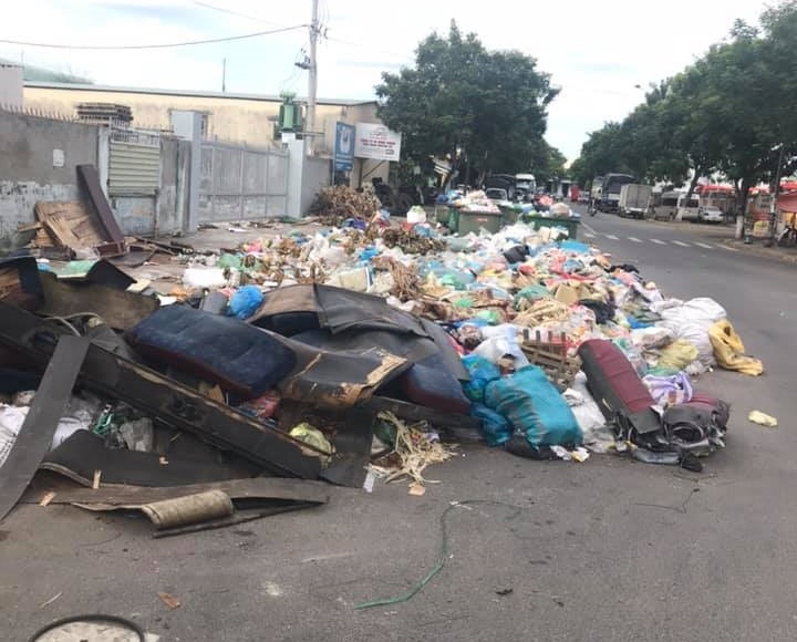 Người dân chặn xe vào bãi rác Khánh Sơn, nội thành Đà Nẵng rác ngập đường nguoi dan chan xe vao bai rac khanh son noi thanh da nang rac ngap duong