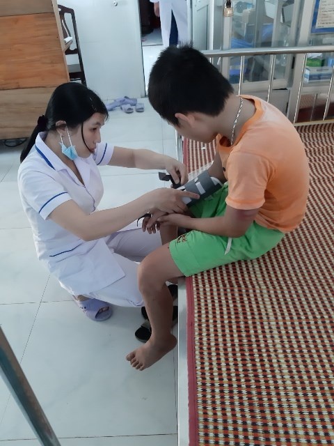 Khởi tố, bắt tạm giam 4 tháng đối tượng đánh cháu bé bán vé số gãy tay ở Quảng Nam khoi to bat tam giam 4 thang doi tuong danh chau be ban ve so gay tay o quang nam