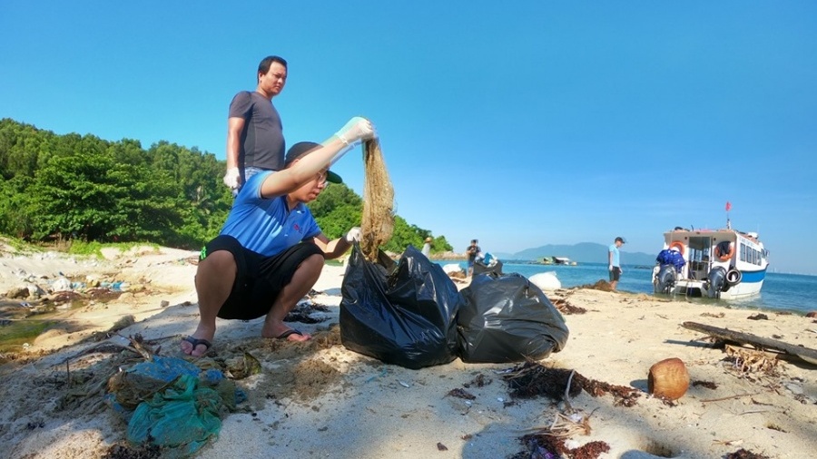 Người  đàn ông 10 năm nhặt rác ở đáy biển Đà Nẵng