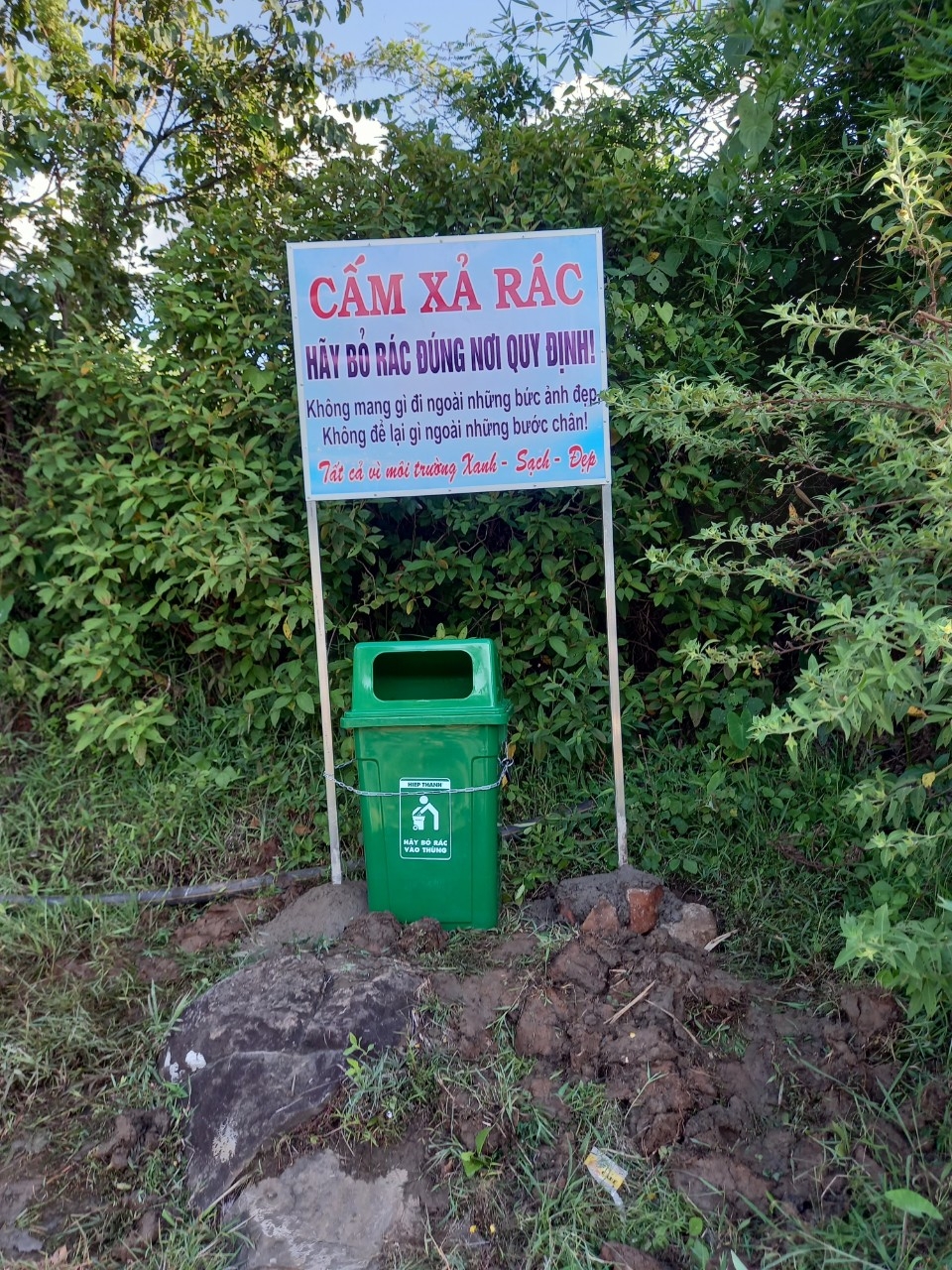 Đặt thùng rác và lắp biển cảnh báo tại khu vực Suối đá đĩa triệu năm tuổi ở Gia Lai