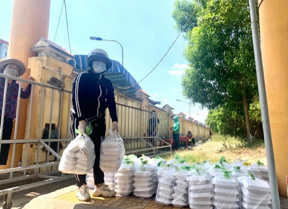 Giữa mùa dịch bệnh, ấm lòng với bếp cơm từ thiện cho người nghèo, bệnh nhân nghèo ở xứ Nẫu