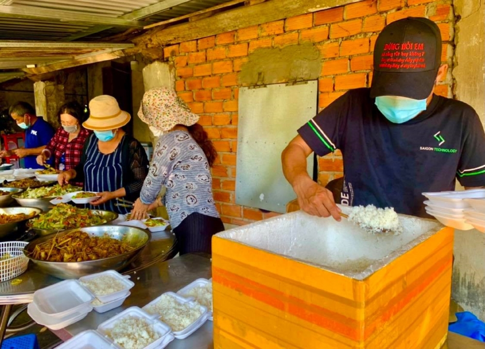 Giữa mùa dịch bệnh, ấm lòng với bếp cơm từ thiện cho người nghèo, bệnh nhân nghèo ở xứ Nẫu