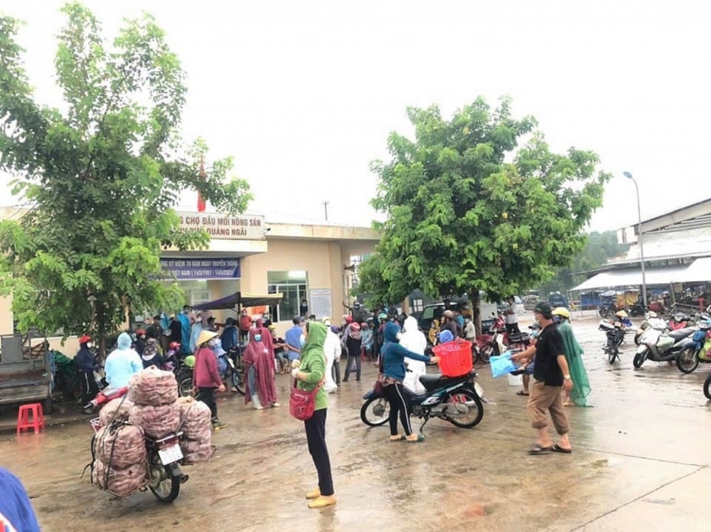 Phát hiện 2 tài xế chở hàng dương tính, Quảng Ngãi phong toả test nhanh ở chợ đầu mối