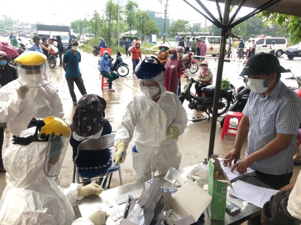 Phát hiện 2 tài xế chở hàng dương tính, Quảng Ngãi phong toả test nhanh ở chợ đầu mối