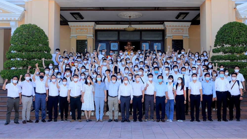 127 cán bộ, nhân viên y tế Thừa Thiên Huế chi viện các tỉnh phía Nam chống dịch COVID-19