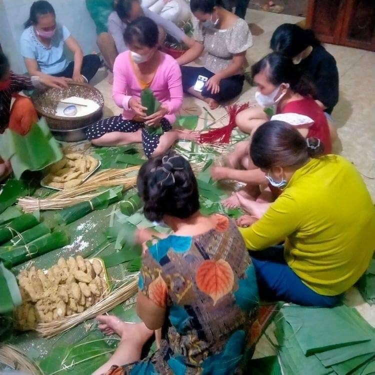 Hàng ngàn người về quê được hỗ trợ xăng, nước uống, lương thực