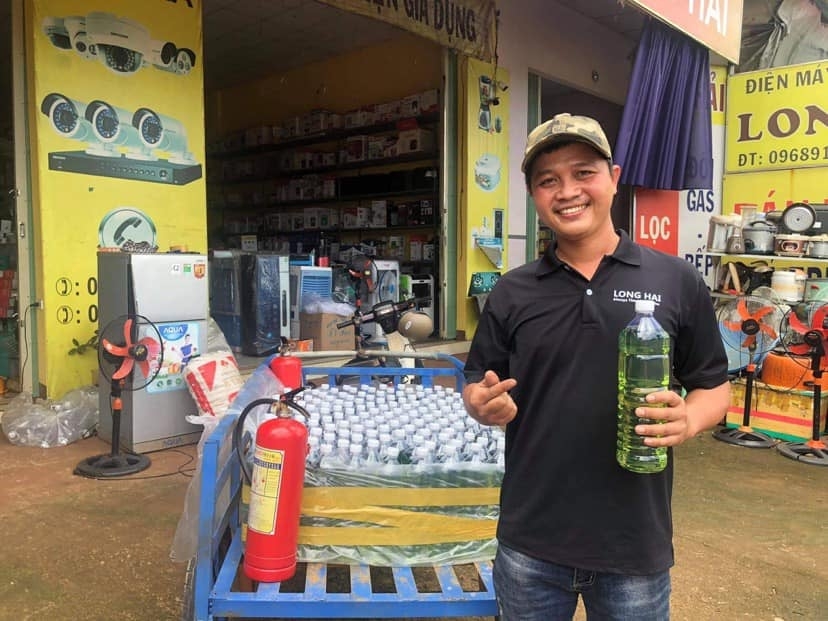Hàng ngàn người về quê được hỗ trợ xăng, nước uống, lương thực