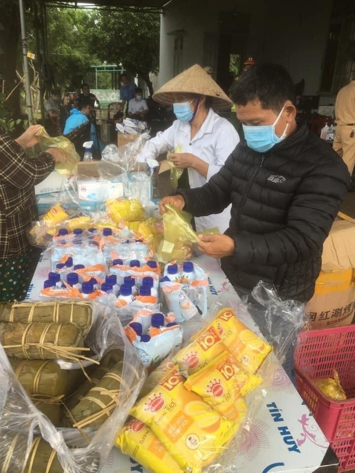 Hàng ngàn người về quê được hỗ trợ xăng, nước uống, lương thực