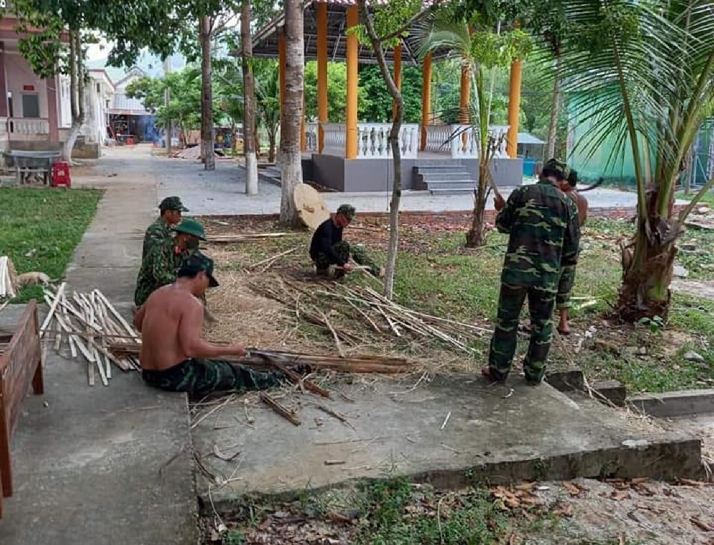 Người dân vùng núi Ba Tơ đốn tre làm giường tặng khu cách ly