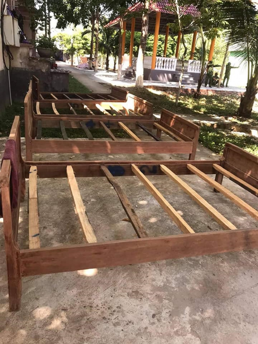 Người dân vùng núi Ba Tơ đốn tre làm giường tặng khu cách ly