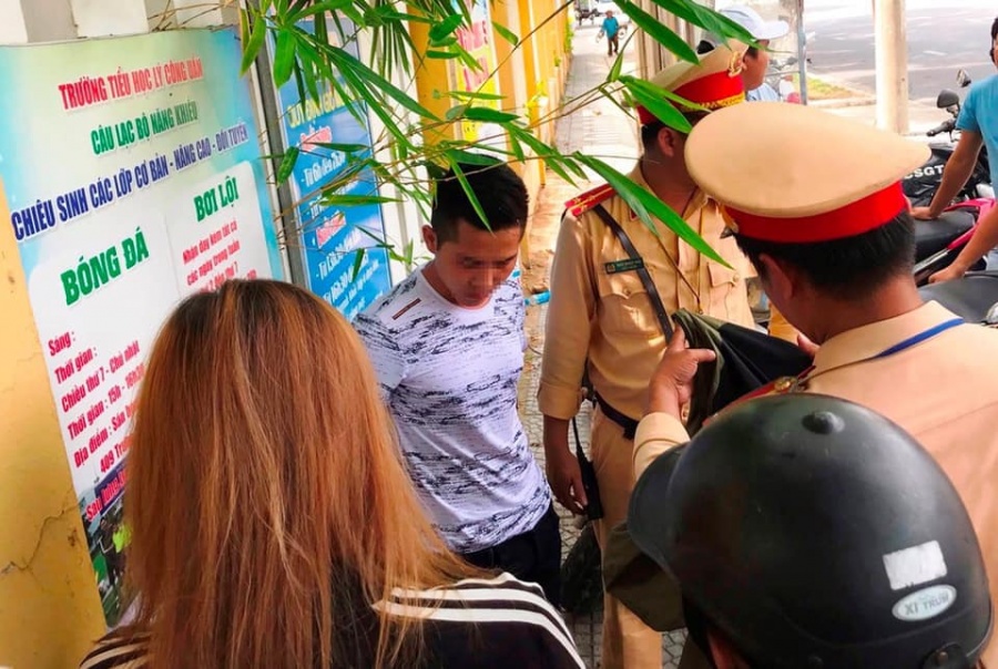 thanh nien xam tro lao thang xe may vao to csgt o da nang