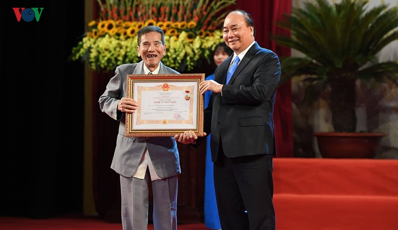nsnd tran hanh mot doi nguoi khac kho mot doi phim khac kho