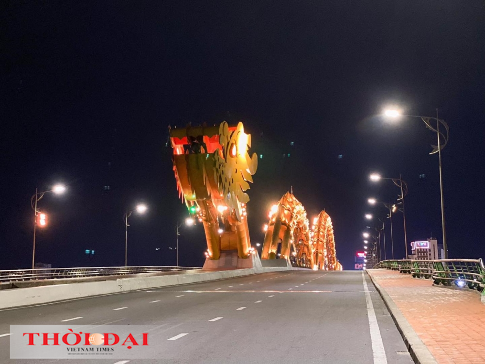 Đà Nẵng lúc 0h: Những bóng người lặng lẽ dưới ánh đèn đường Đà Nẵng lúc 0h: Những bóng người lặng lẽ dưới ánh đèn đường