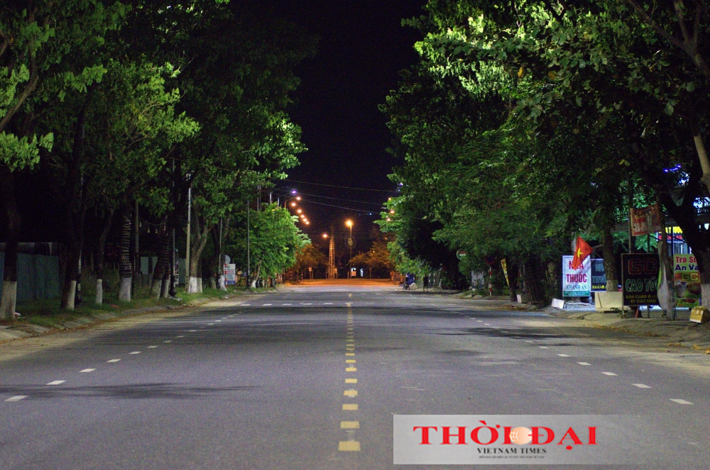 Đà Nẵng lúc 0h: Những bóng người lặng lẽ dưới ánh đèn đường Đà Nẵng lúc 0h: Những bóng người lặng lẽ dưới ánh đèn đường