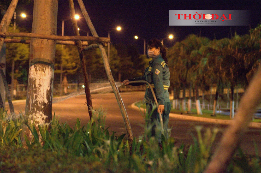 Đà Nẵng lúc 0h: Những bóng người lặng lẽ dưới ánh đèn đường Đà Nẵng lúc 0h: Những bóng người lặng lẽ dưới ánh đèn đường