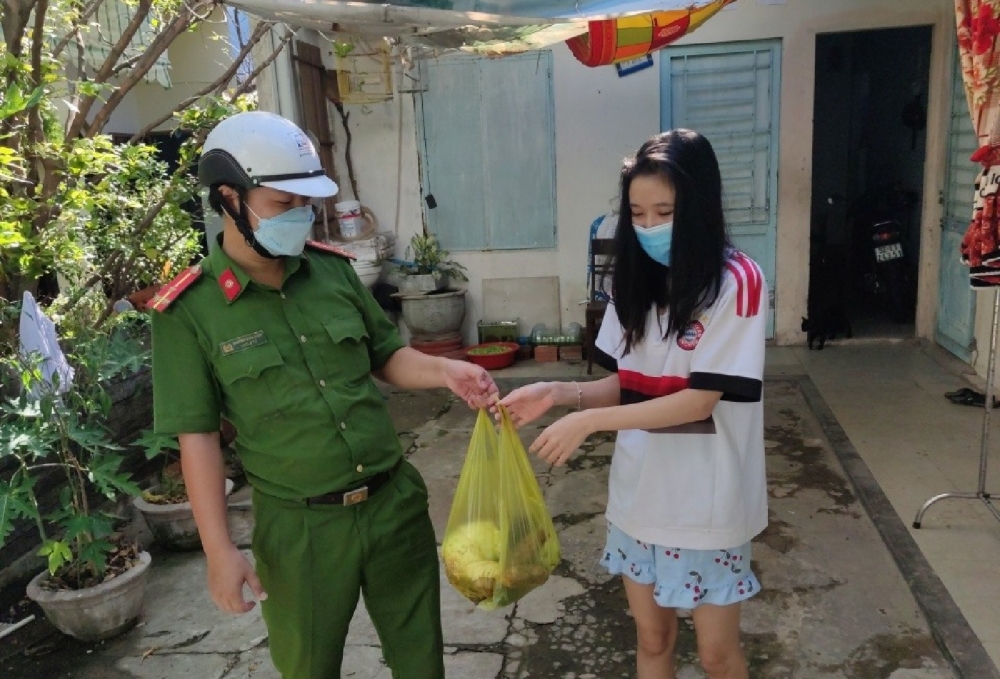 Người dân Đà Nẵng được nhận thực phẩm hỗ trợ trong những ngày đầu phong tỏa