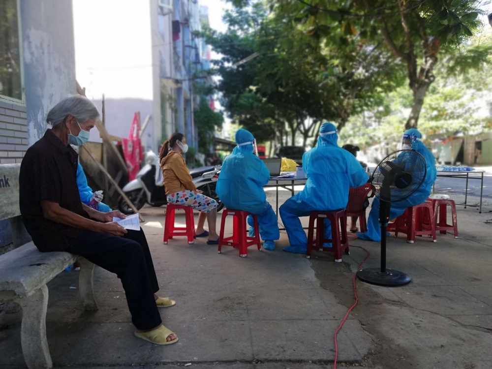 Đà Nẵng dán “tem xanh” cho các hộ gia đình đã xét nghiệm COVID-19