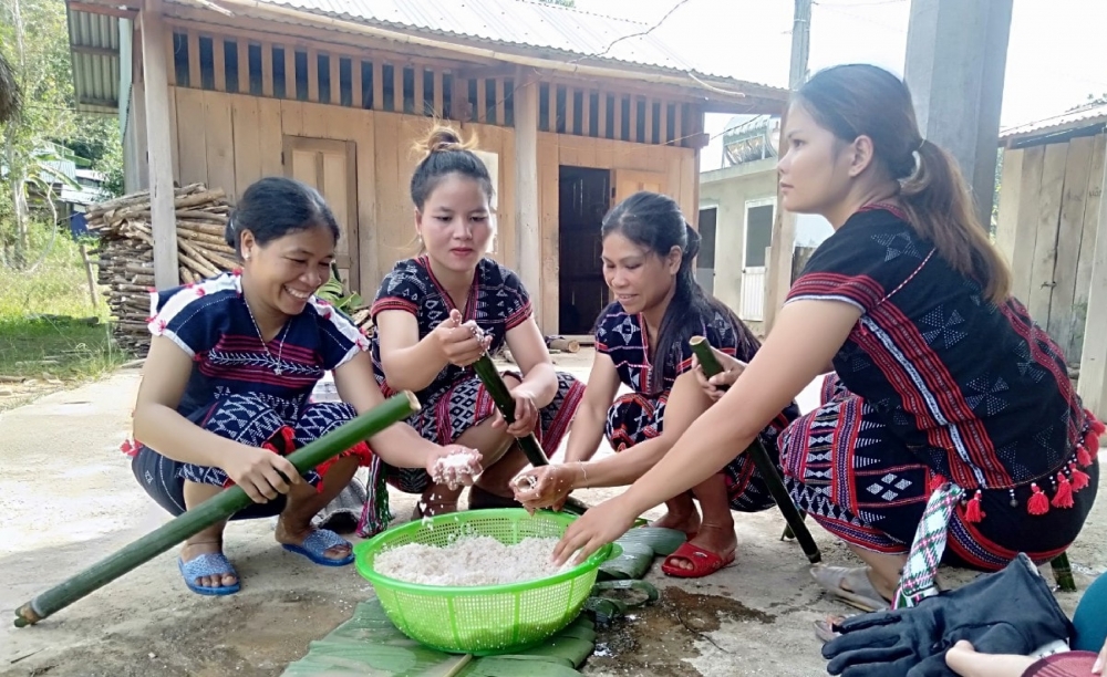 'Chống dịch' bằng cơm lam nướng