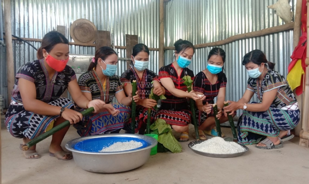 'Chống dịch' bằng cơm lam nướng
