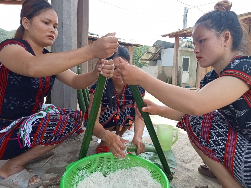 'Chống dịch' bằng cơm lam nướng