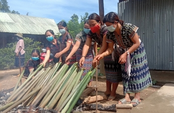 'Chống dịch' bằng cơm lam nướng