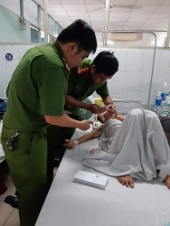 Công an Đà Nẵng đến tận giường làm căn cước cho bệnh nhân