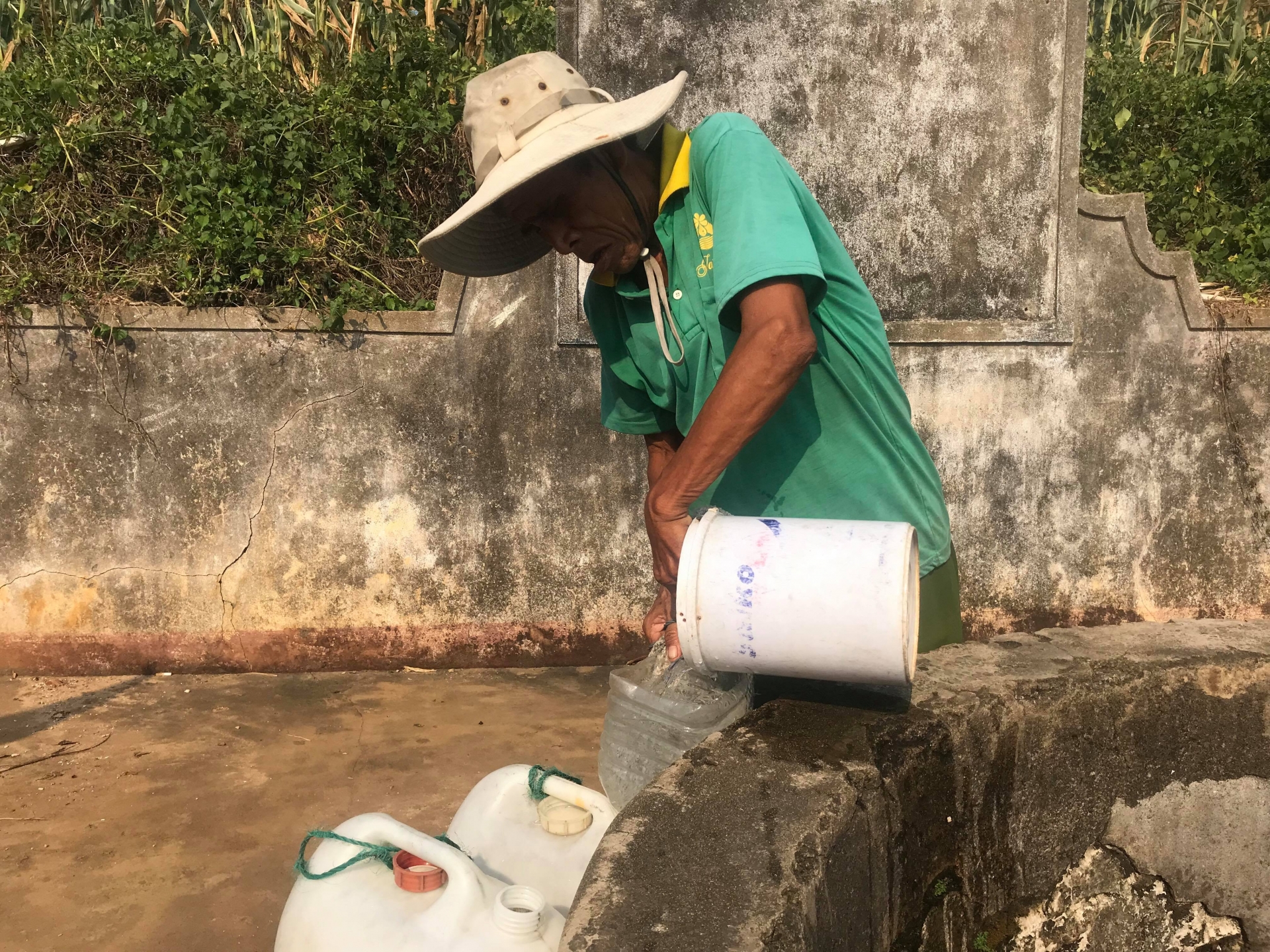 ong lao 40 nam ganh nuoc thue xu dao va noi niem ben gieng co