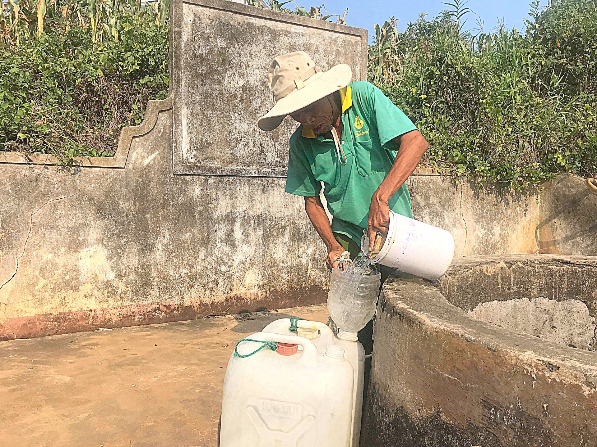 Lý Sơn: Chuyện về người gánh nước thuê cuối cùng ở giếng Vua 700 năm tuổi