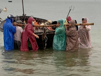 Ngư dân Đà Nẵng hối hả đội mưa kéo tàu thuyền chạy bão