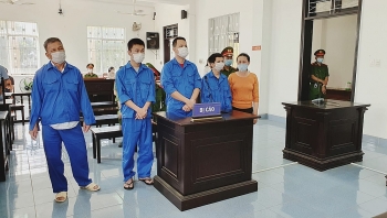 Đánh công an lúc xây nhà trái phép, 5 người trong một gia đình lĩnh án