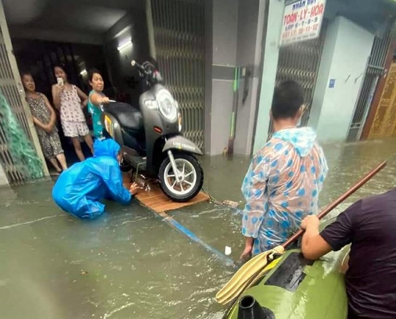 Mưa lớn gây ngập úng nhiều khu vực tại miền Trung